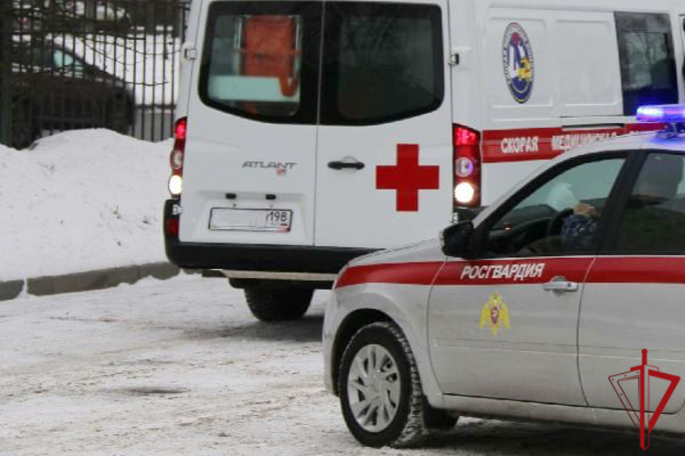 В Центральном районе наряд Росгвардии совместно с полицейскими задержал дебошира, мешавшего работе бригады скорой помощи