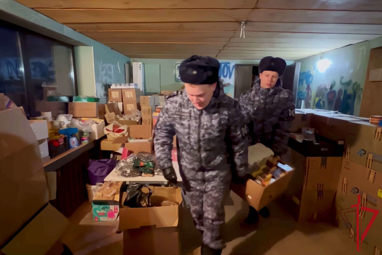 В Петербурге сотрудники Росгвардии направили гуманитарный груз военнослужащим и мирным жителям, находящимся в зоне проведения СВО