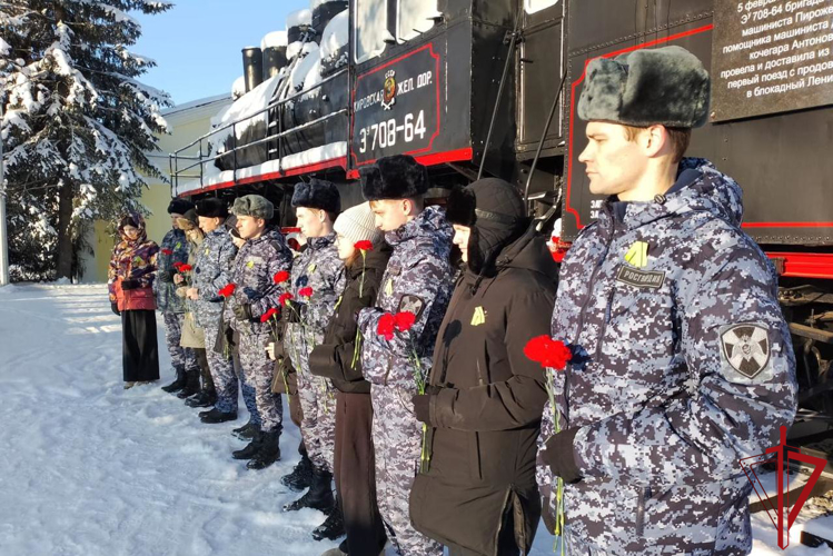 В городе Волхове сотрудники вневедомственной охраны Росгвардии приняли участие в акции «Дорога Победы»