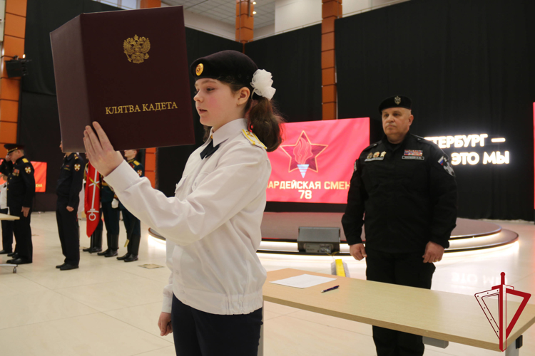 В Санкт-Петербурге представители Росгвардии приняли участие в церемонии принятия присяги учащимися подшефных кадетских классов