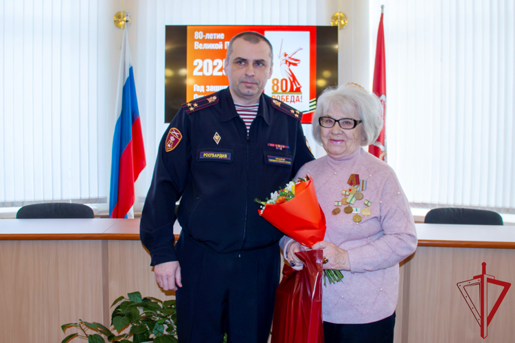 Ветерану вневедомственной охраны, жительнице блокадного Ленинграда торжественно вручили юбилейную медаль «80 лет Победы»