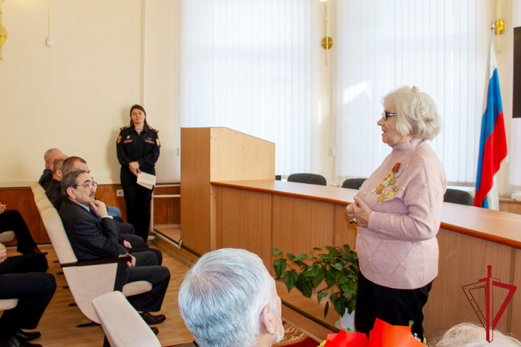 Ветерану вневедомственной охраны, жительнице блокадного Ленинграда торжественно вручили юбилейную медаль «80 лет Победы»