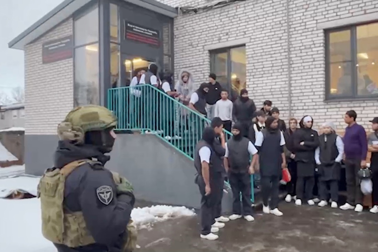 В Сестрорецке на территории предприятия при силовой поддержке Росгвардии выявлено более 60 нелегальных мигрантов