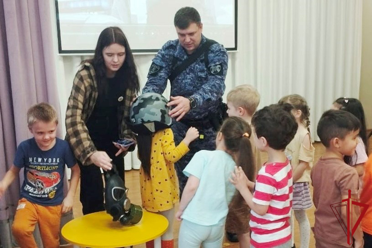 Представители Росгвардии провели встречу с воспитанниками детского сада «Подсолнух»