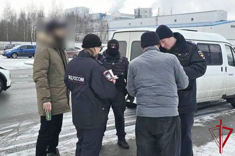 В Петербурге сотрудники ОМОН Росгвардии оказали содействие транспортной полиции в проведении рейда по выявлению нелегальных мигрантов