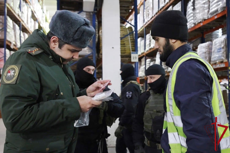 В Санкт-Петербурге сотрудники ОМОН Росгвардии обеспечили проведение рейда военного следствия и военной полиции