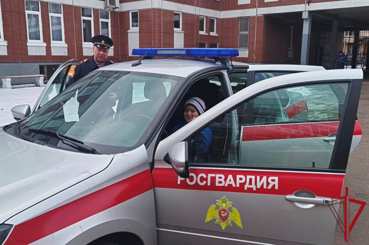 В Кировском районе сотрудники Росгвардии провели урок безопасности для школьников
