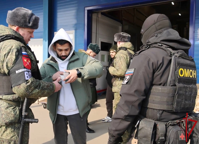 В Санкт-Петербурге сотрудники ОМОН Росгвардии обеспечили проведение рейда военного следствия и военной полиции