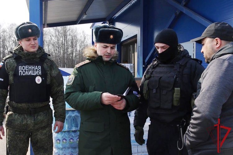 В Санкт-Петербурге сотрудники ОМОН Росгвардии обеспечили проведение рейда военного следствия и военной полиции