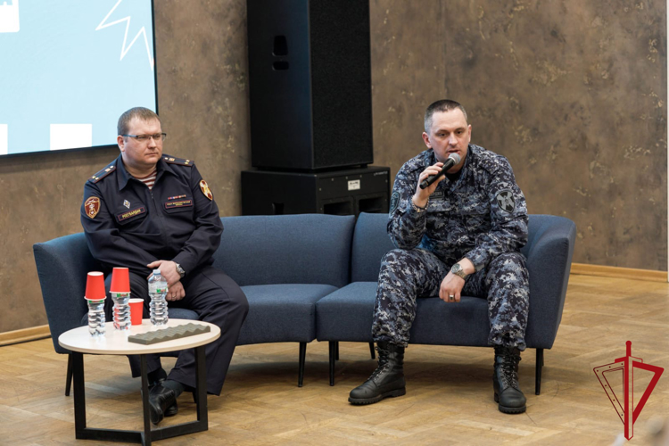 Представители Росгвардии провели встречу-интервью с учащимися, приуроченную ко Дню войск национальной гвардии РФ