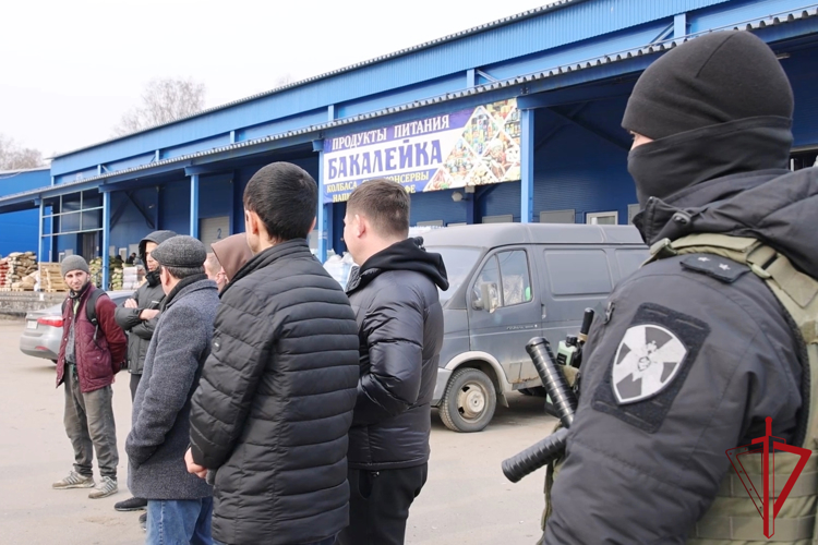 В Санкт-Петербурге сотрудники ОМОН Росгвардии обеспечили проведение рейда военного следствия и военной полиции