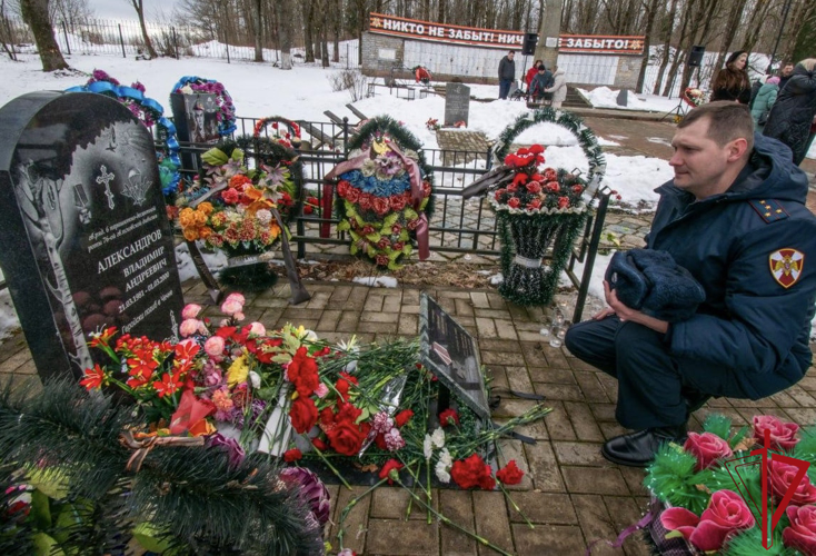 В Ивангороде сотрудники Росгвардии почтили память погибших героев 6-й роты