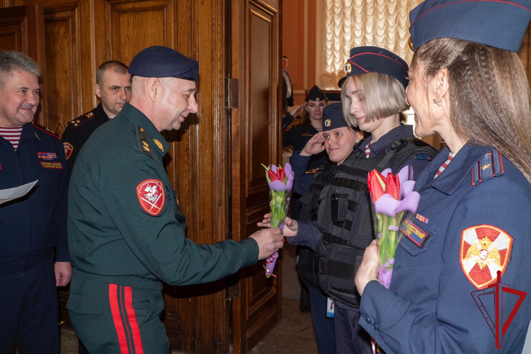 Герой России генерал-лейтенант Сергей Бураков поздравил сотрудниц уникального батальона Росгвардии, охраняющих Эрмитаж
