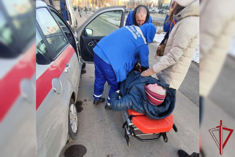 В Приморском районе наряд Росгвардии передал медикам пенсионерку, у которой резко ухудшилось самочувствие на улице