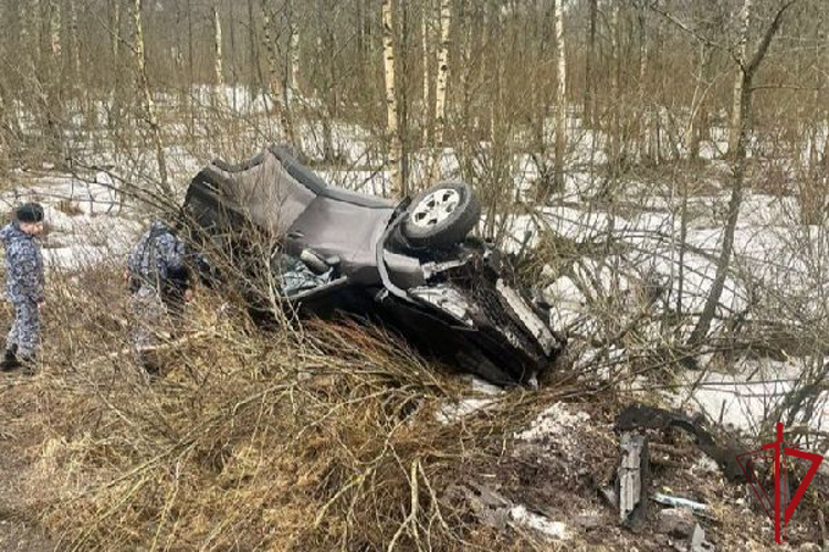 В Курортном районе сотрудники Росгвардии помогли водителю и пассажиру выбраться из машины, перевернувшейся на трассе