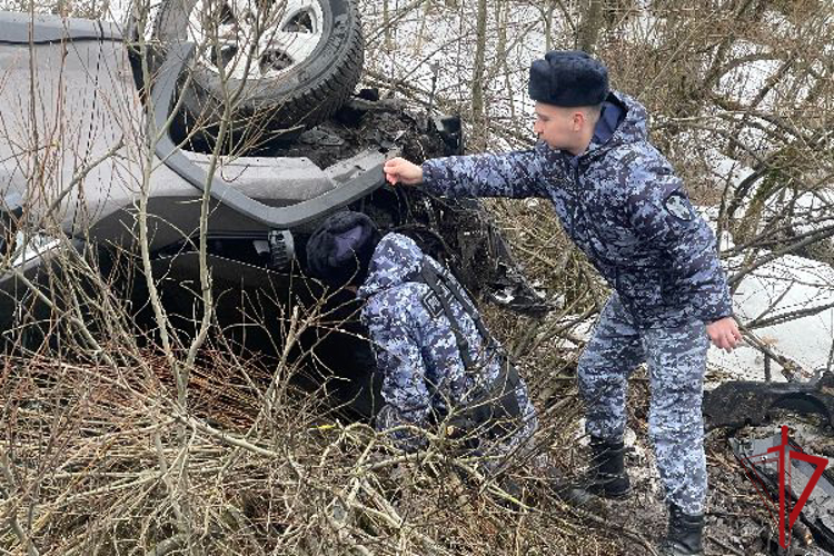 В Курортном районе сотрудники Росгвардии помогли водителю и пассажиру выбраться из машины, перевернувшейся на трассе