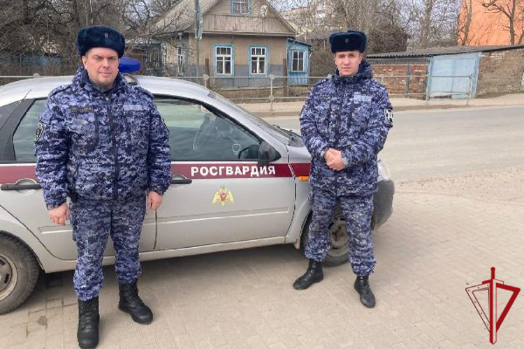 В Ивангороде сотрудники Росгвардии разыскали машину, на которой скрылись мошенники, обманувшие пенсионера