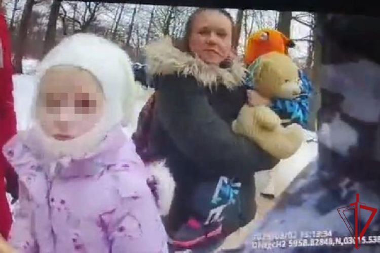 В Петербурге сотрудники Росгвардии вернули матери потерявшегося ребёнка, а также передали медикам женщину с признаками сердечного приступа