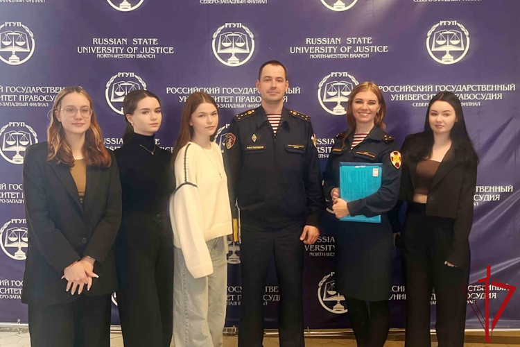 Представители Росгвардии провели встречу со студентами, приуроченную ко Дню войск национальной гвардии РФ 