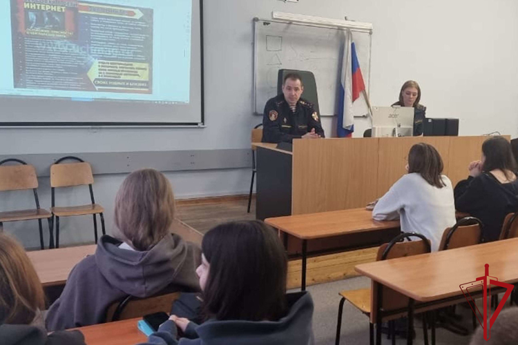 Представители Росгвардии провели встречу со студентами, приуроченную ко Дню войск национальной гвардии РФ 