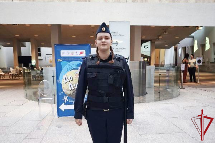 В Центральном районе сотрудники Росгвардии вернули отцу малолетнего сына, потерявшегося во время семейной прогулки