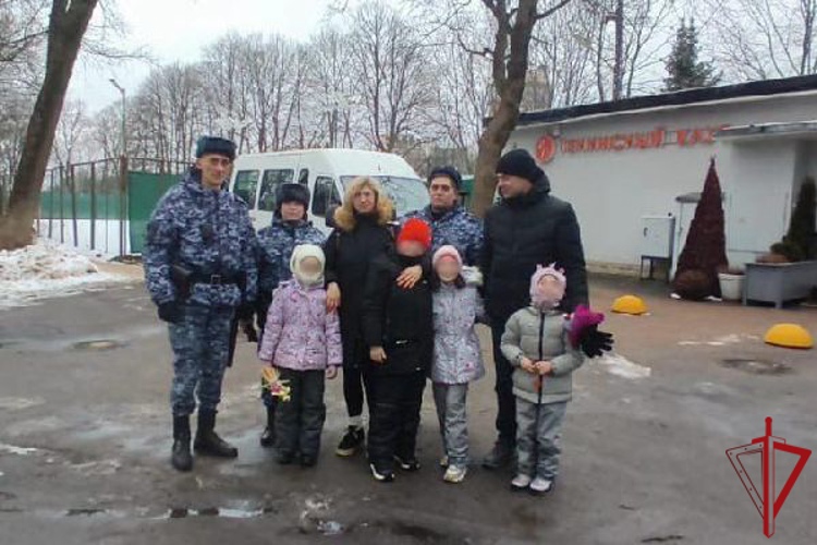 В Петербурге сотрудники Росгвардии вернули матери потерявшегося ребёнка, а также передали медикам женщину с признаками сердечного приступа