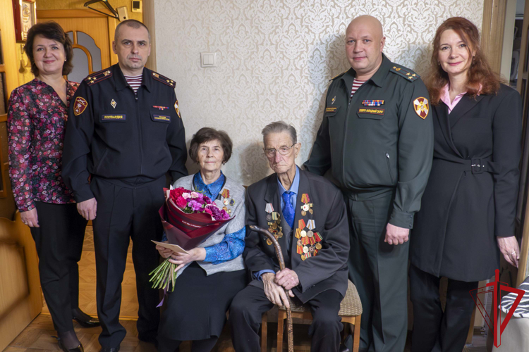 В Санкт-Петербурге сотрудники Росгвардии вручили ветеранам службы, жителям блокадного Ленинграда юбилейные медали «80 лет Победы»