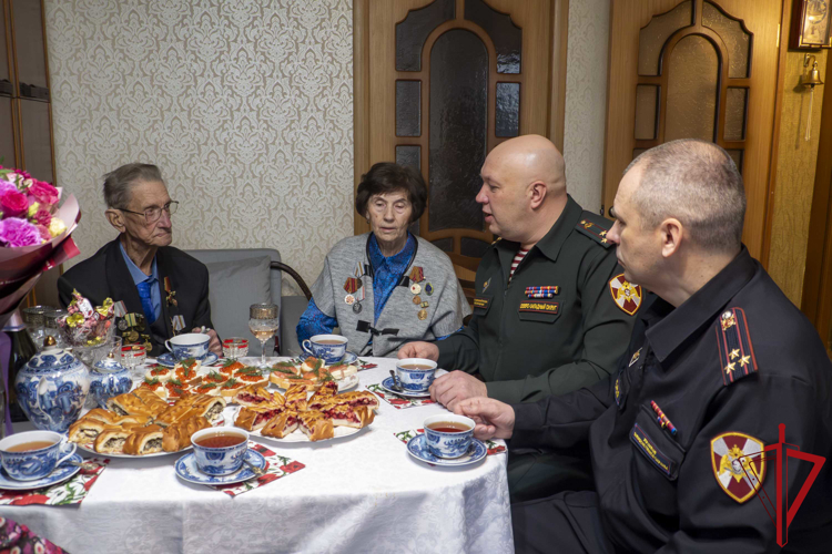 В Санкт-Петербурге сотрудники Росгвардии вручили ветеранам службы, жителям блокадного Ленинграда юбилейные медали «80 лет Победы»