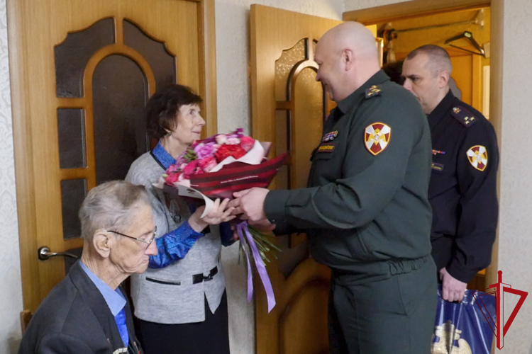 В Санкт-Петербурге сотрудники Росгвардии вручили ветеранам службы, жителям блокадного Ленинграда юбилейные медали «80 лет Победы»