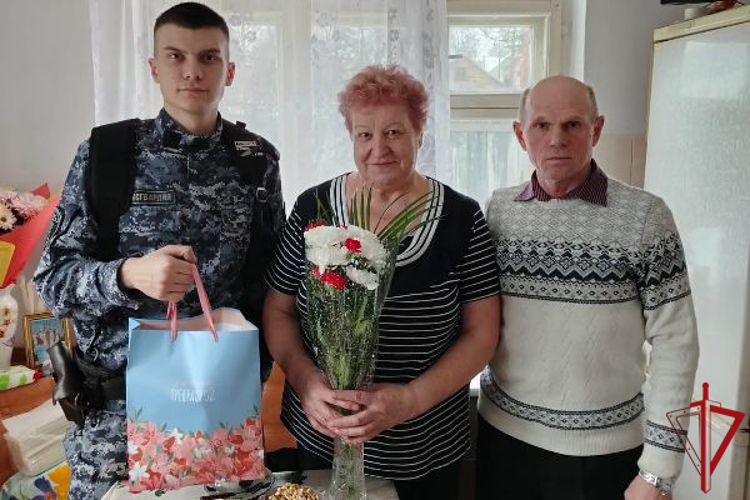 Представители вневедомственной охраны поздравили с Международным женским днем родственниц погибших сослуживцев