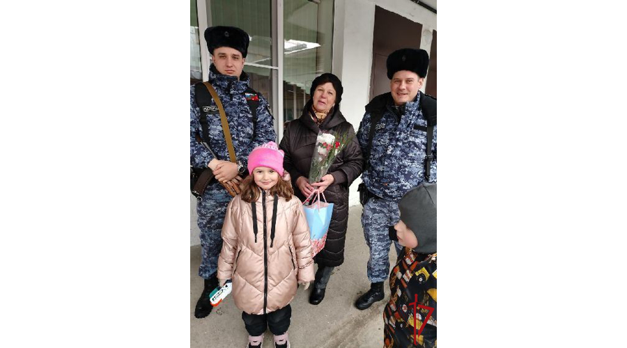 Представители вневедомственной охраны поздравили с Международным женским днем родственниц погибших сослуживцев