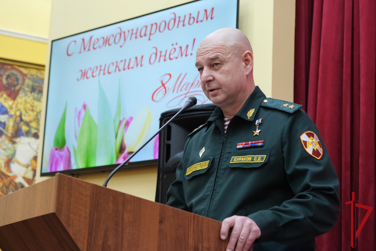 Герой России генерал-лейтенант Сергей Бураков поздравил сотрудниц уникального батальона Росгвардии, охраняющих Эрмитаж