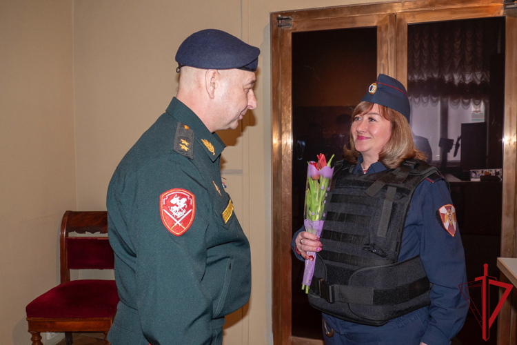 Герой России генерал-лейтенант Сергей Бураков поздравил сотрудниц уникального батальона Росгвардии, охраняющих Эрмитаж