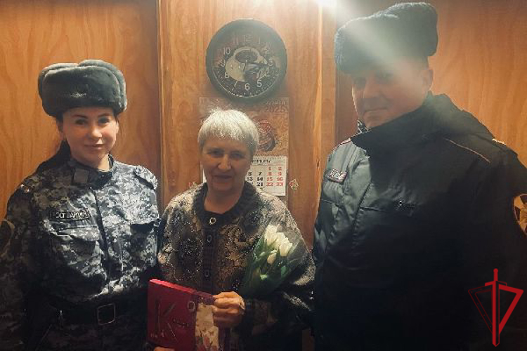 Представители вневедомственной охраны поздравили с Международным женским днем родственниц погибших сослуживцев