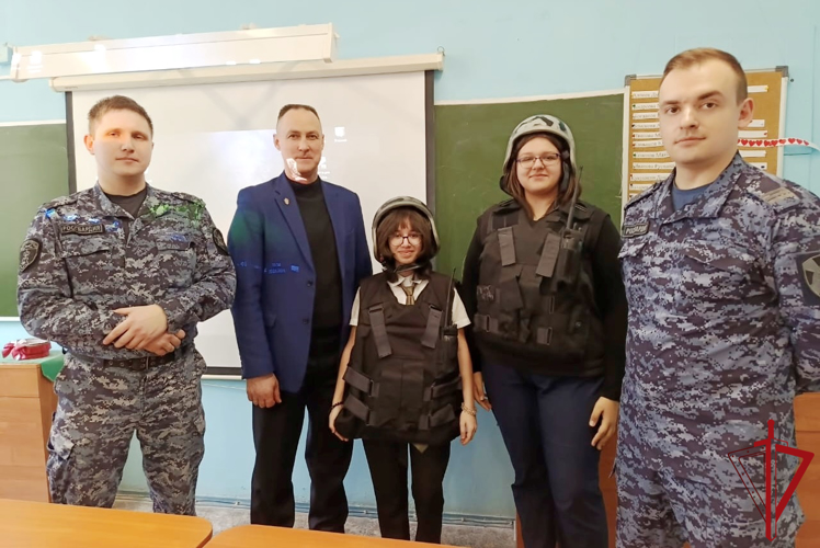 В Гатчинском районе сотрудники Росгвардии провели встречу со школьниками 