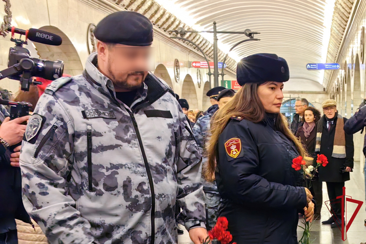 Представители подразделений ГУ Росгвардии почтили память жертв террористического акта в петербургском метро