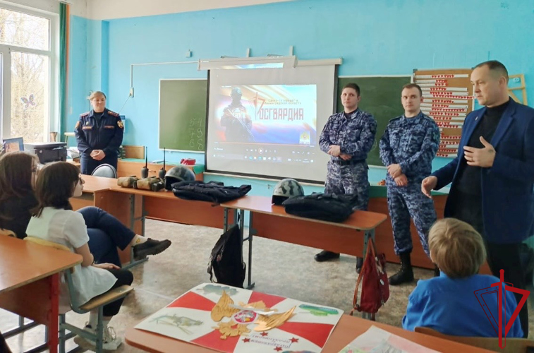 В Гатчинском районе сотрудники Росгвардии провели встречу со школьниками 