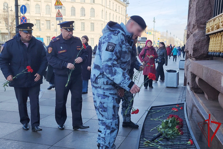 Представители подразделений ГУ Росгвардии почтили память жертв террористического акта в петербургском метро