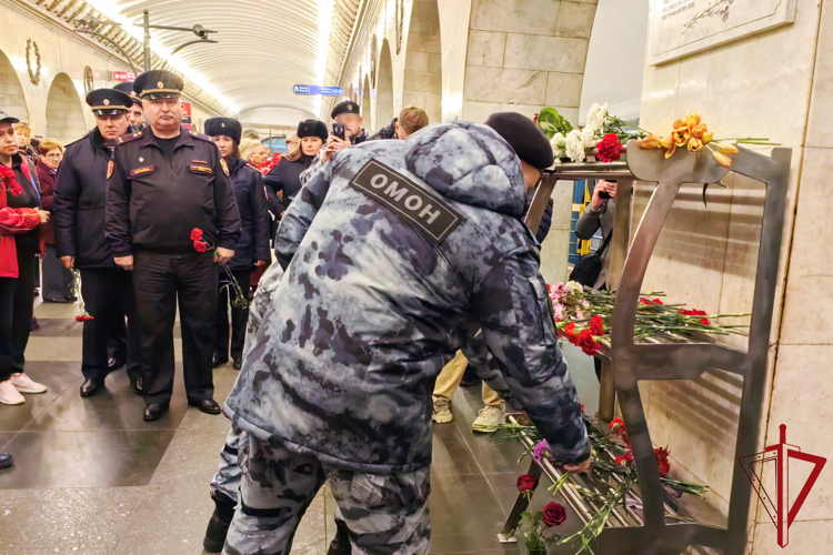 Представители подразделений ГУ Росгвардии почтили память жертв террористического акта в петербургском метро