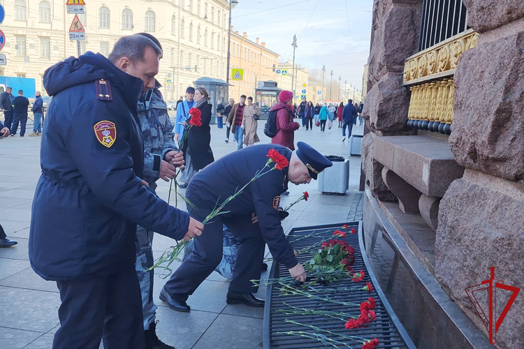 Представители подразделений ГУ Росгвардии почтили память жертв террористического акта в петербургском метро