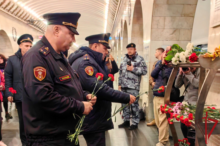 Представители подразделений ГУ Росгвардии почтили память жертв террористического акта в петербургском метро