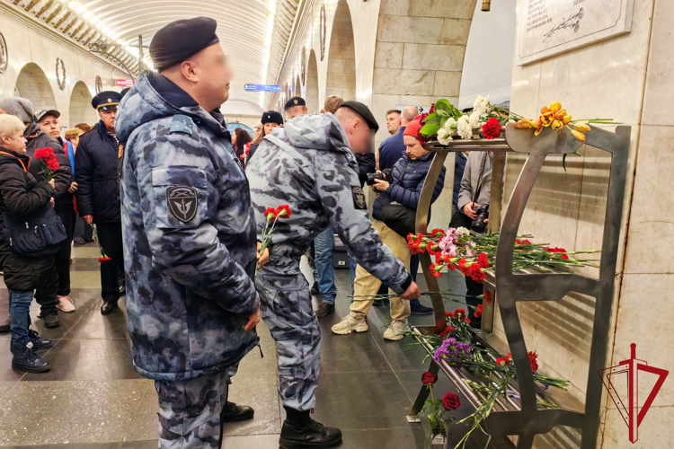 Представители подразделений ГУ Росгвардии почтили память жертв террористического акта в петербургском метро