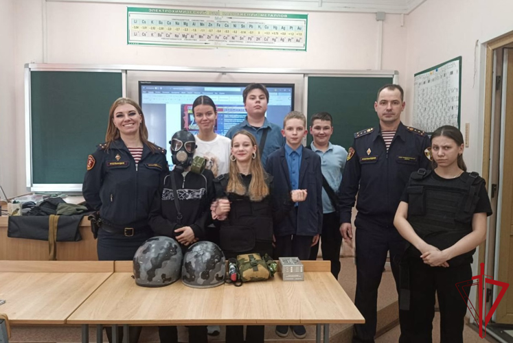 Сотрудники Росгвардии провели встречу с учащимися школы Петроградского района
