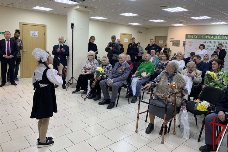 В Санкт-Петербурге ветерану службы, жительнице блокадного Ленинграда вручили нагрудный знак отличия "За благие дела"