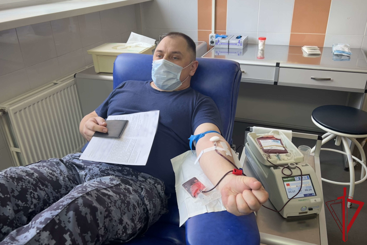 В Санкт-Петербурге сотрудники Росгвардии сдали кровь для пациентов медицинских учреждений