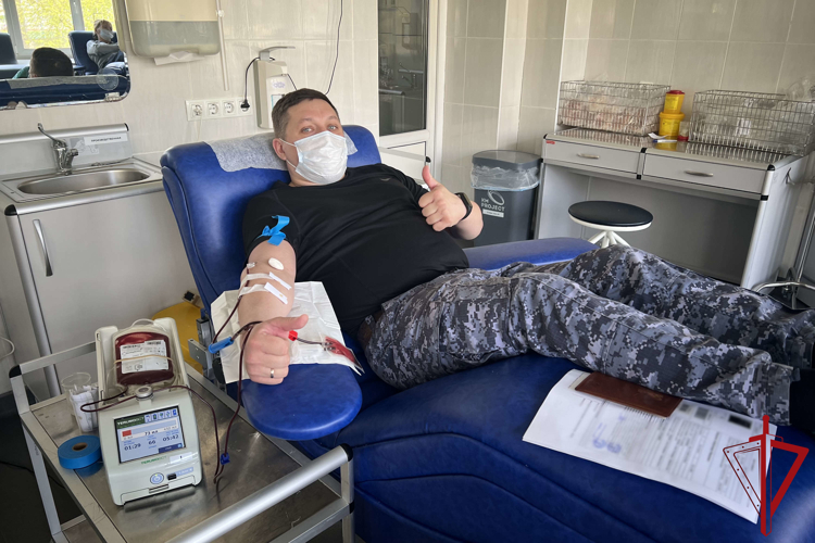 В Санкт-Петербурге сотрудники Росгвардии сдали кровь для пациентов медицинских учреждений