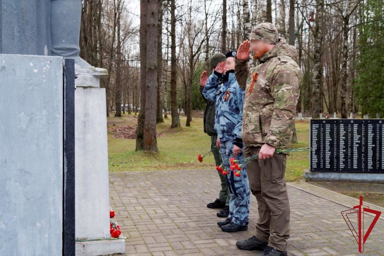 Сотрудники спецподразделений ГУ Росгвардии провели уборку территории воинского мемориала в Ленинградской области