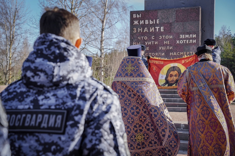 Великопостное молитвенное стояние за воинов Росгвардии состоялось в Ленинградской области у мемориала «Рубежный камень»