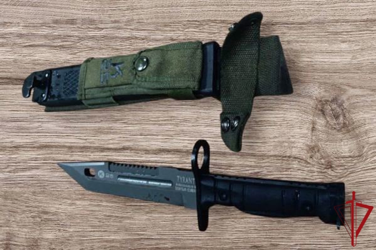 В Центральном районе наряд Росгвардии задержал правонарушителя, размахивавшего штык-ножом в супермаркете