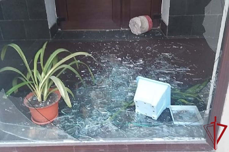 В Центральном районе наряд вневедомственной охраны задержал хулигана, бросившего мусорную урну в окно бизнес-центра